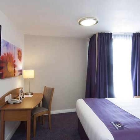 Premier Inn London Gatwick Airport South - London Road Crawley  Bagian luar foto