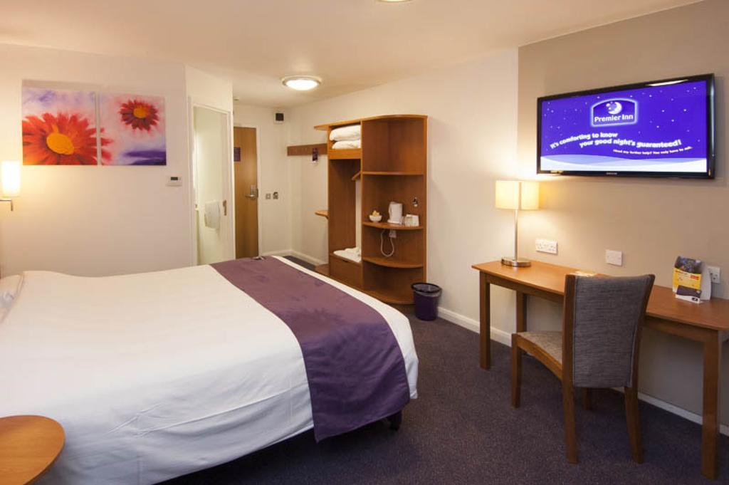 Premier Inn London Gatwick Airport South - London Road Crawley  Bagian luar foto