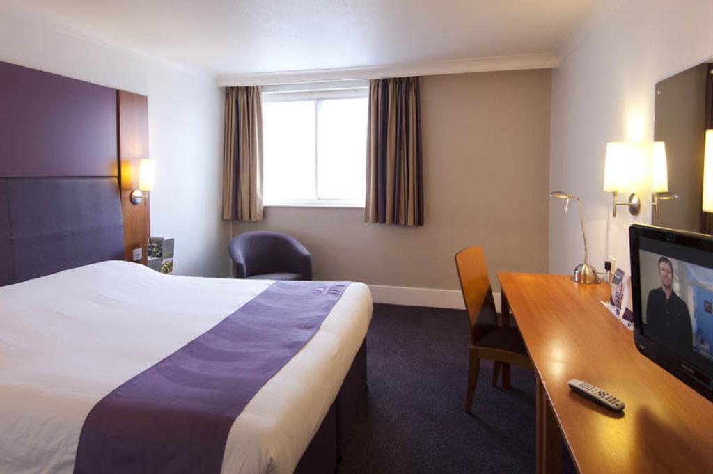 Premier Inn London Gatwick Airport South - London Road Crawley  Bagian luar foto