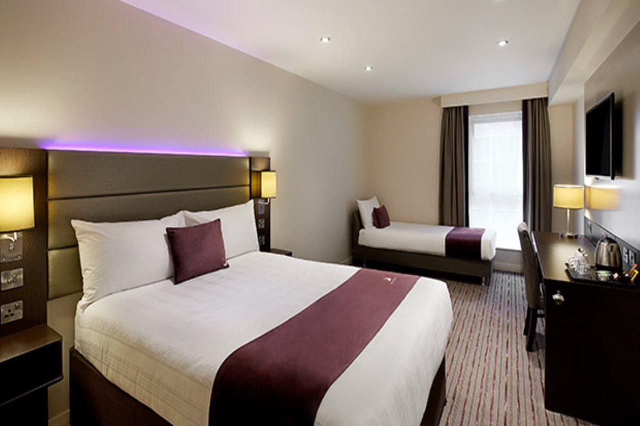 Premier Inn London Gatwick Airport South - London Road Crawley  Bagian luar foto