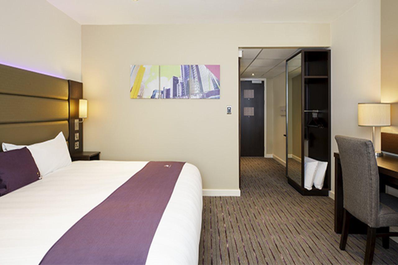 Premier Inn London Gatwick Airport South - London Road Crawley  Bagian luar foto
