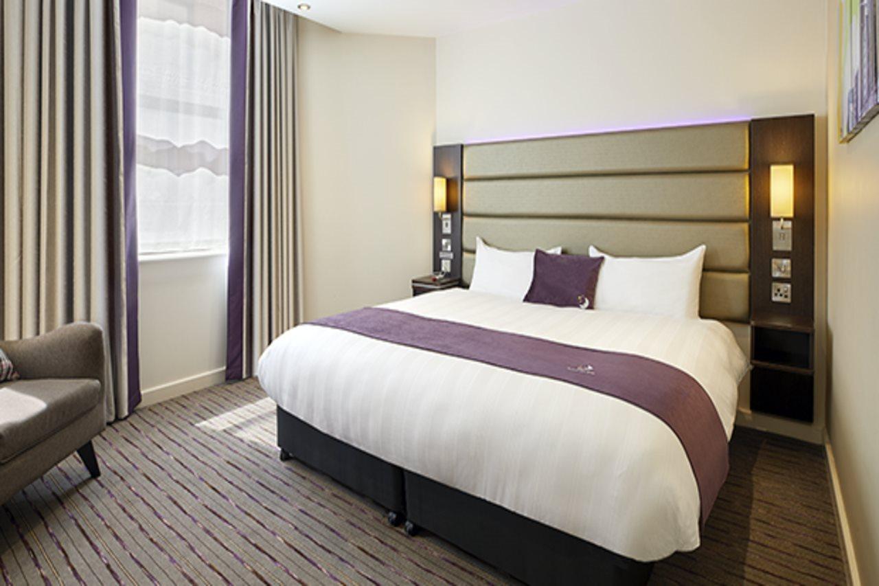 Premier Inn London Gatwick Airport South - London Road Crawley  Bagian luar foto