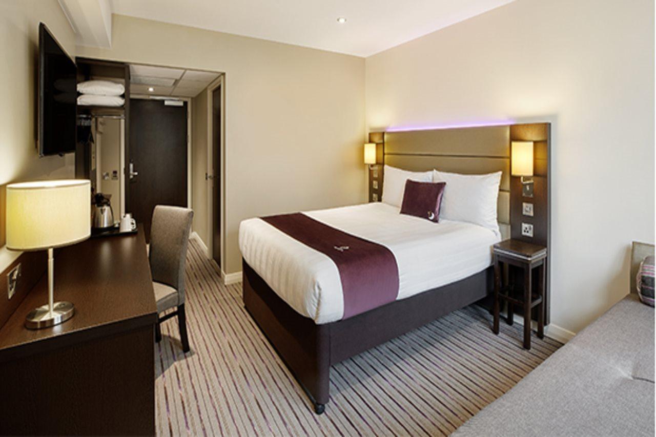Premier Inn London Gatwick Airport South - London Road Crawley  Bagian luar foto