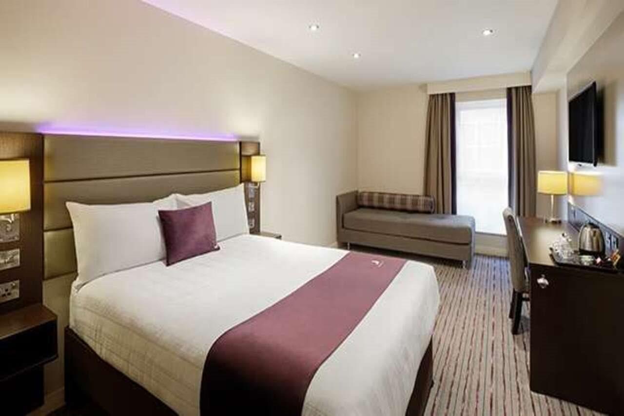 Premier Inn London Gatwick Airport South - London Road Crawley  Bagian luar foto