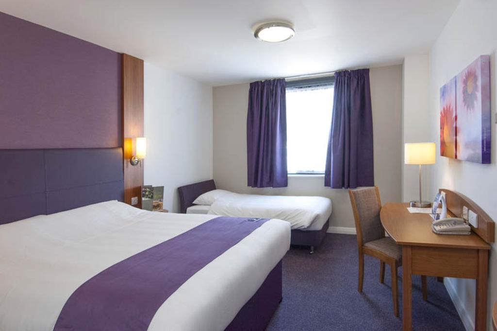Premier Inn London Gatwick Airport South - London Road Crawley  Bagian luar foto