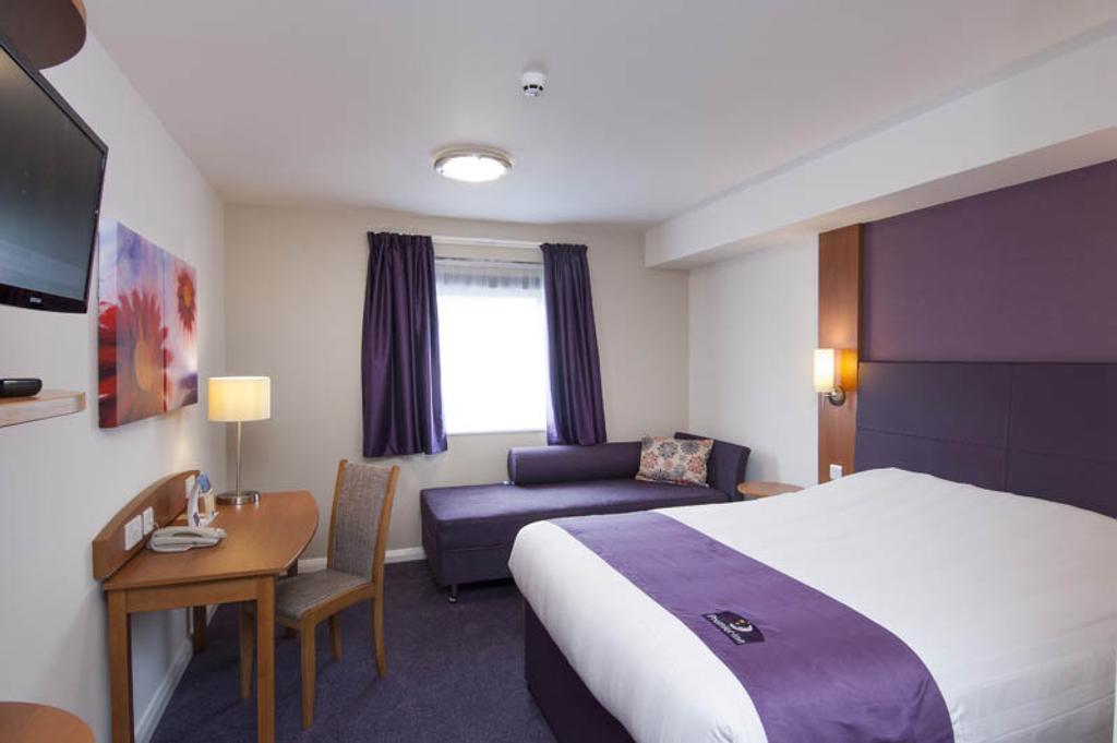 Premier Inn London Gatwick Airport South - London Road Crawley  Bagian luar foto