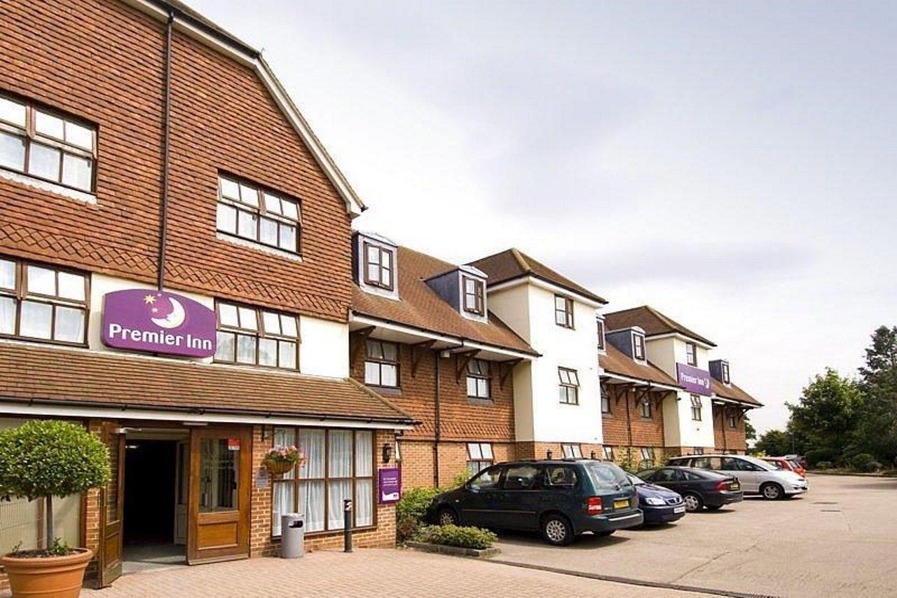 Premier Inn London Gatwick Airport South - London Road Crawley  Bagian luar foto