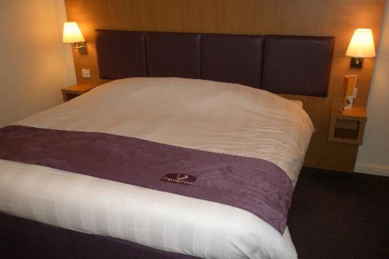 Premier Inn London Gatwick Airport South - London Road Crawley  Bagian luar foto