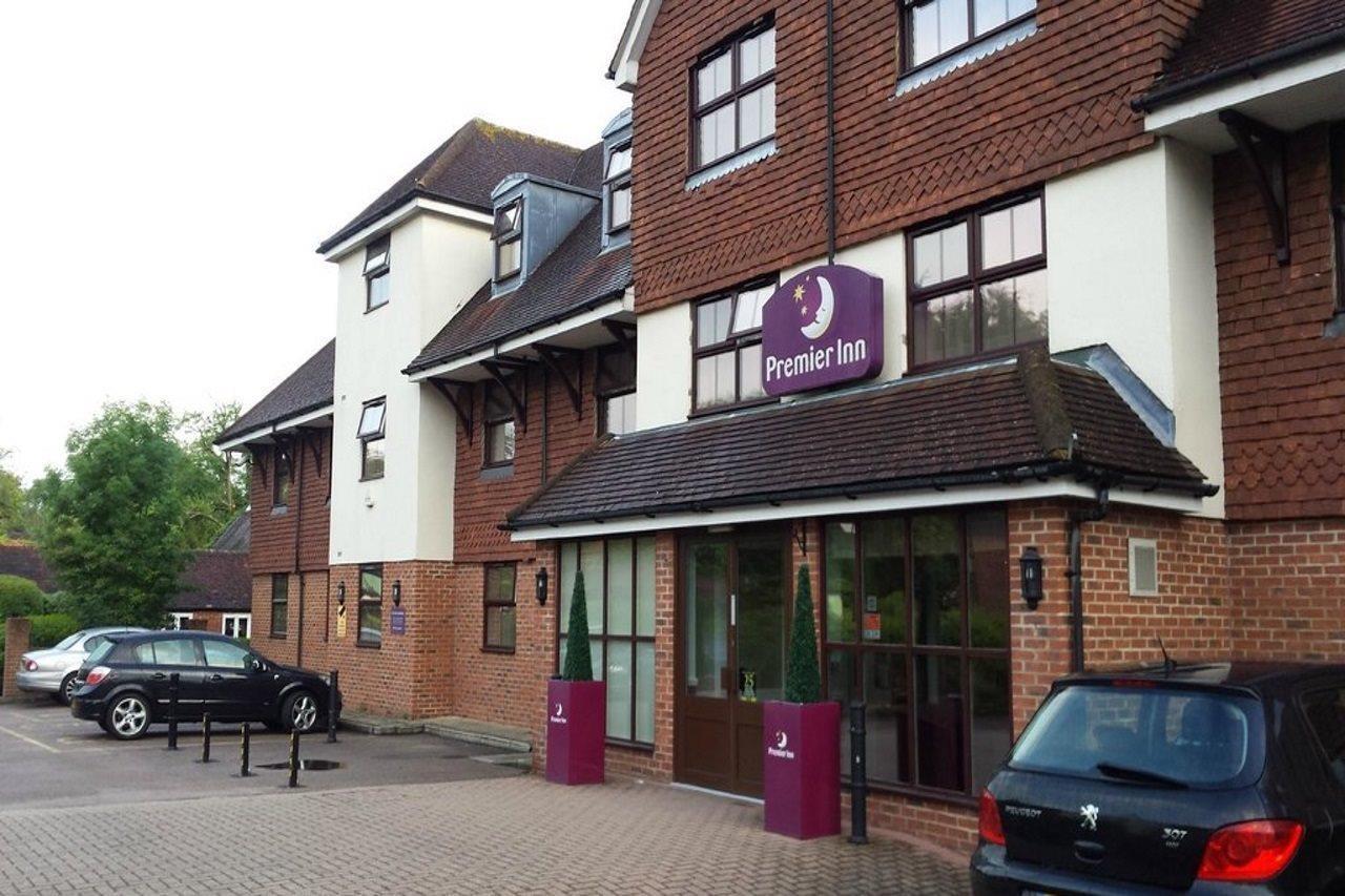 Premier Inn London Gatwick Airport South - London Road Crawley  Bagian luar foto
