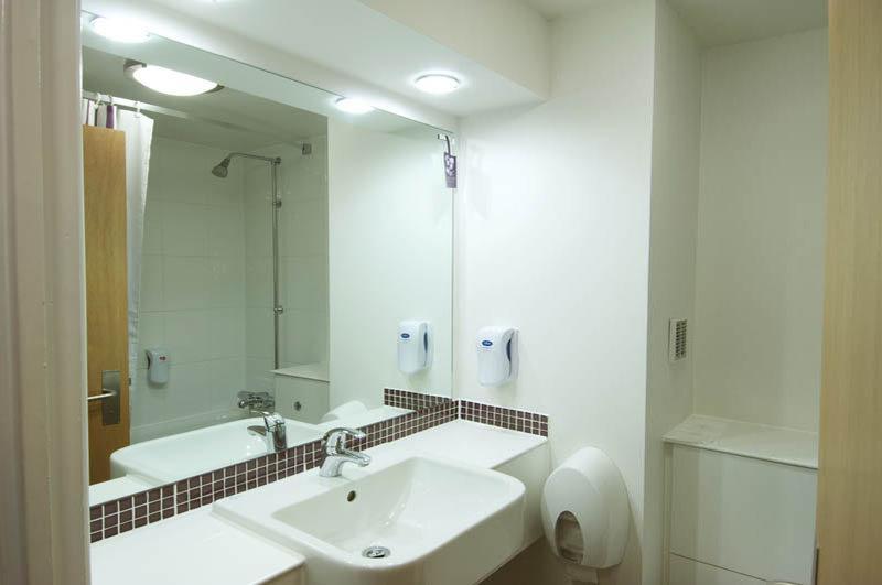Premier Inn London Gatwick Airport South - London Road Crawley  Bagian luar foto