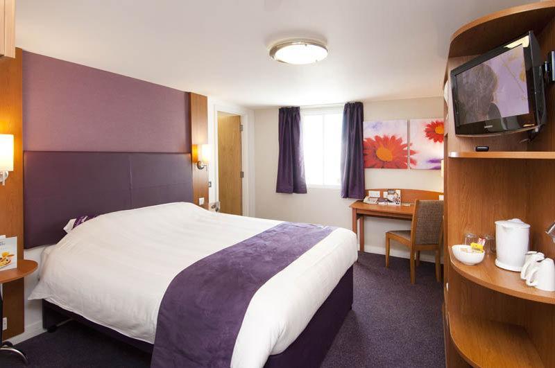 Premier Inn London Gatwick Airport South - London Road Crawley  Bagian luar foto