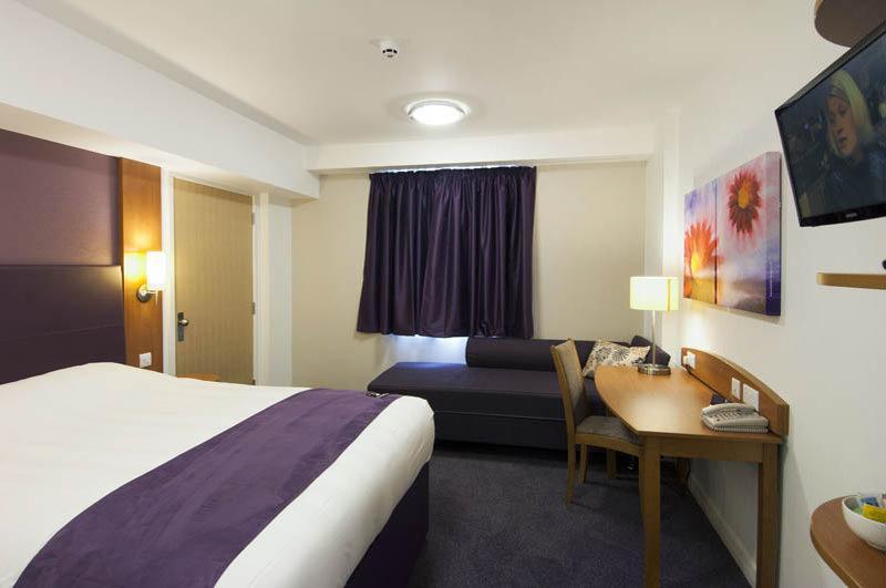 Premier Inn London Gatwick Airport South - London Road Crawley  Bagian luar foto