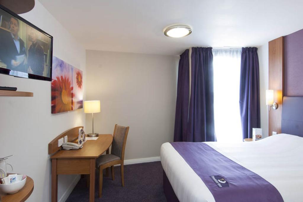 Premier Inn London Gatwick Airport South - London Road Crawley  Bagian luar foto