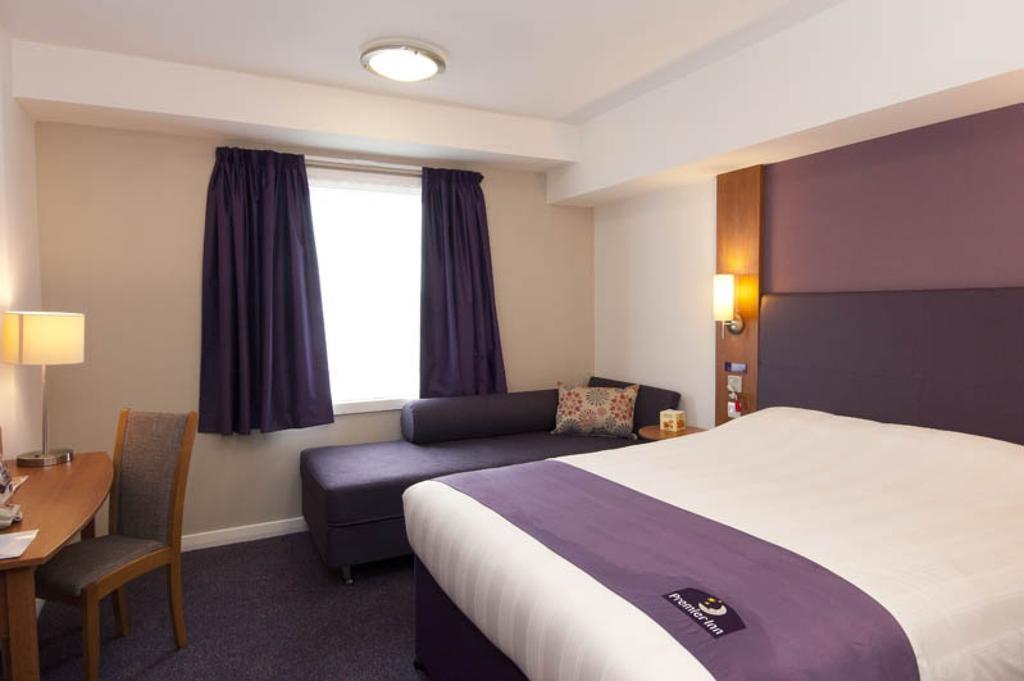 Premier Inn London Gatwick Airport South - London Road Crawley  Bagian luar foto